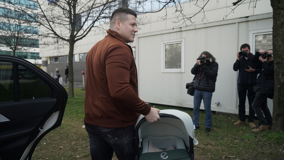 SLOBA DOŠAO PO NASLEDNIKA I JELENU U PORODILIŠTE Ponosno i sa osmehom na licu izveo sina, novopečeni roditelji blistaju od sreće! (FOTO)