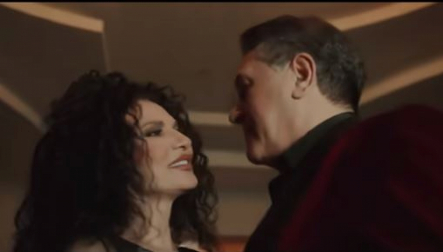 NIJE MU ODOLELA Lidija Vukićević u nikad strastvenijem zagrljaju pevača optuženog za zlostavljanje ljubavnice