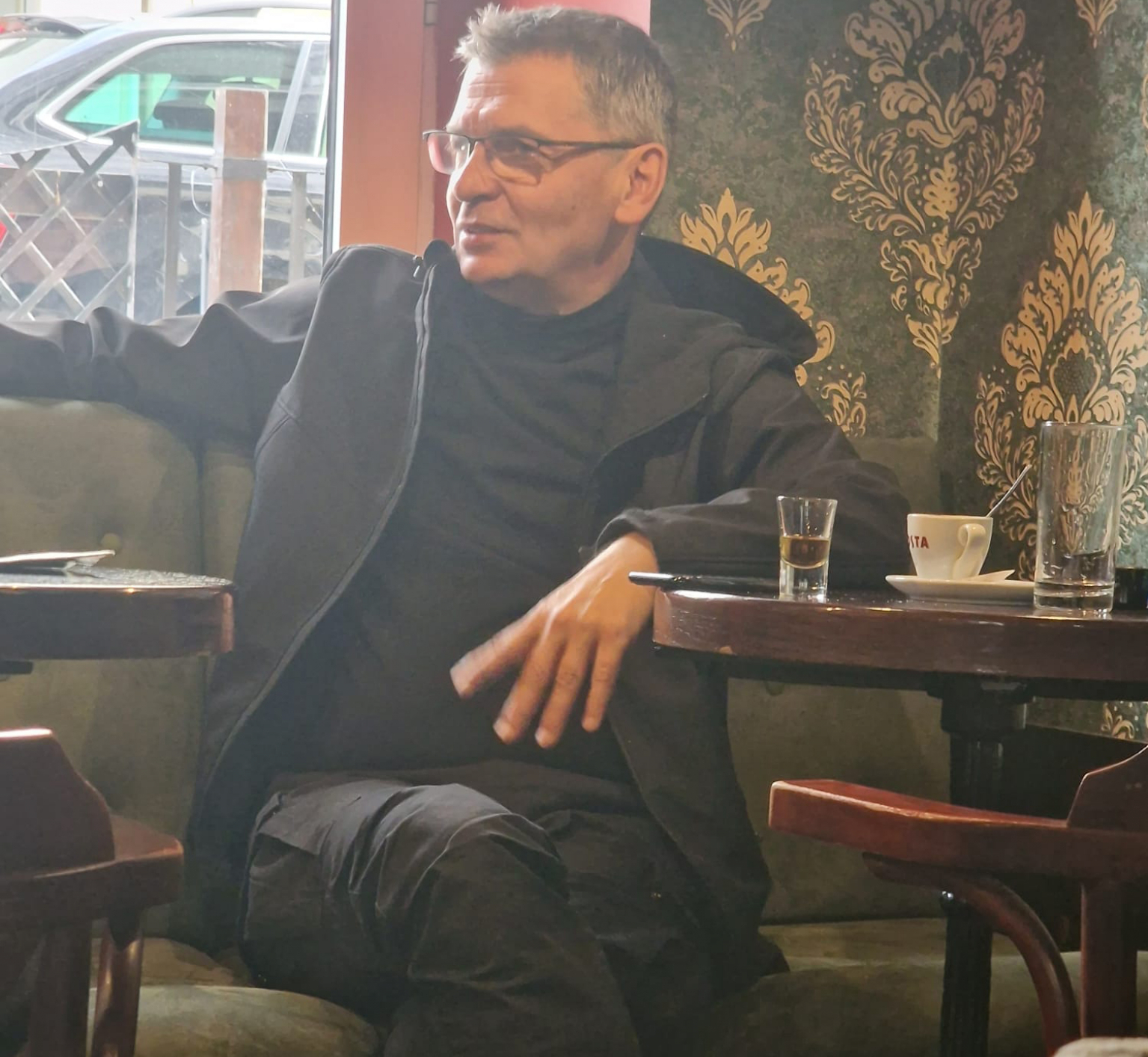 ALO! PAPARACO: PULEN VUKA JEREMIĆA NE IZBIJA IZ RESTORANA I KAFIĆA Miki se baškari u Beogradu na vodi koji su pljuvali!