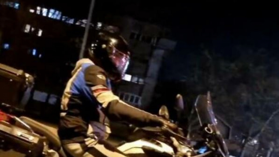 VOZI BESNU MAŠINU Poznati pevač uslikan na brzom dvotočkašu, sve je zabeležila njegova supruga