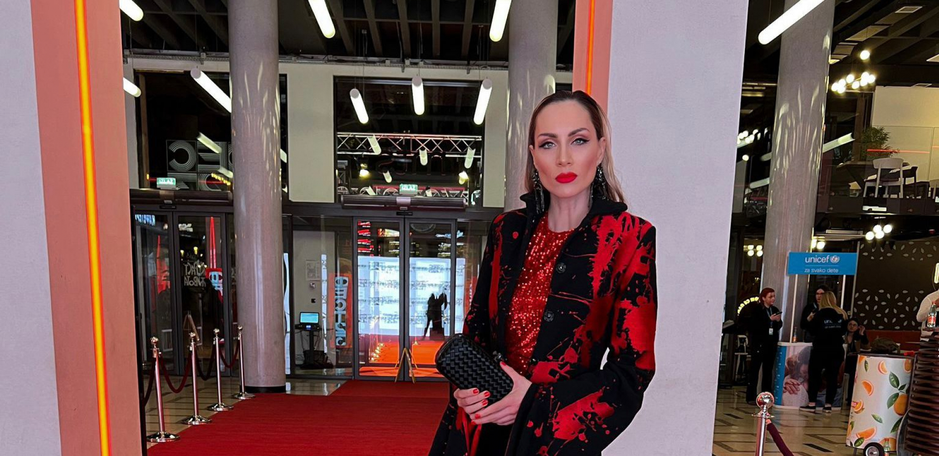 HOLIVUDSKI GLAMUR! Jelena Gavrilović opravdala epitet najlepše i najstilizovanije glumice, a evo čiji je kaput ponela! (FOTO)