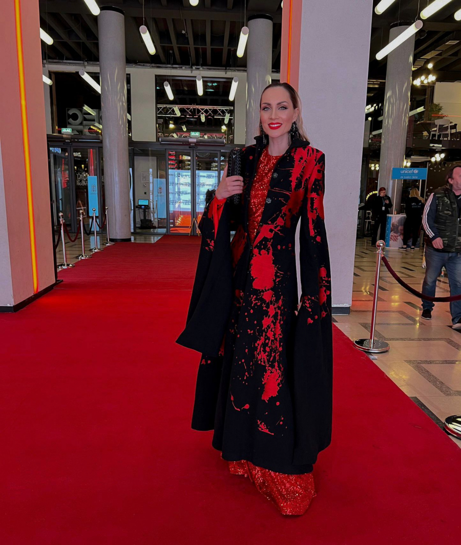HOLIVUDSKI GLAMUR! Jelena Gavrilović opravdala epitet najlepše i najstilizovanije glumice, a evo čiji je kaput ponela! (FOTO)
