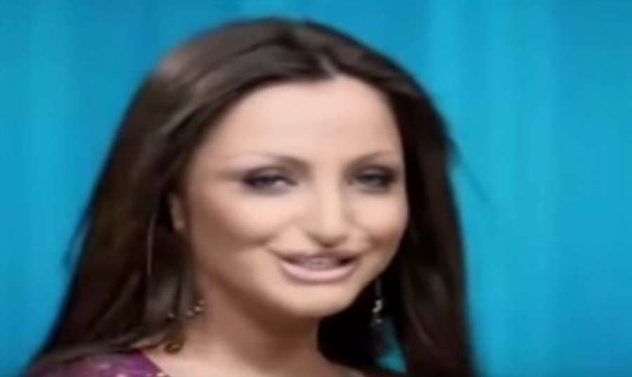 BIĆETE U NEVERICI KADA VIDITE KAKO JE MAJA BEROVIĆ IZGLEDALA PRE SVIH OPERACIJA Pevačica ne liči na sebe, niko je ne bi prepoznao! (FOTO)