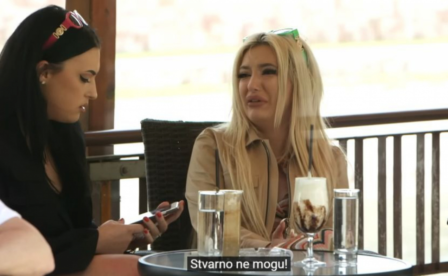 NAŠA JUTJUBERKA SE GUŠI U SUZAMA Nepoznati muškarac joj ukrao telefon i pretio golim slikama, a evo šta se zapravo dešava iza svega toga!