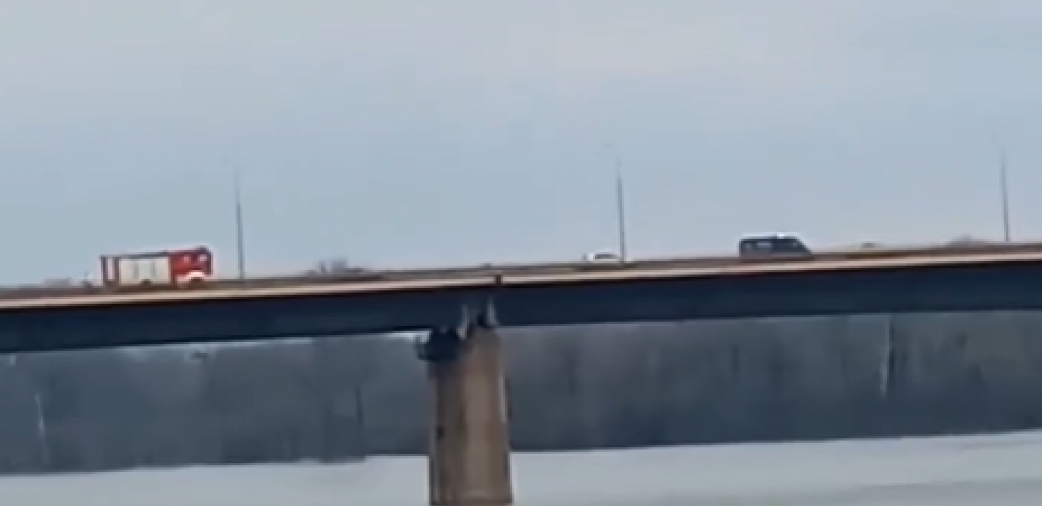 UŽAS NA MOSTU SMEDEREVO-KOVIN Muškarac skočio u reku, policija i vatrogasci na licu mesta (FOTO/VIDEO)
