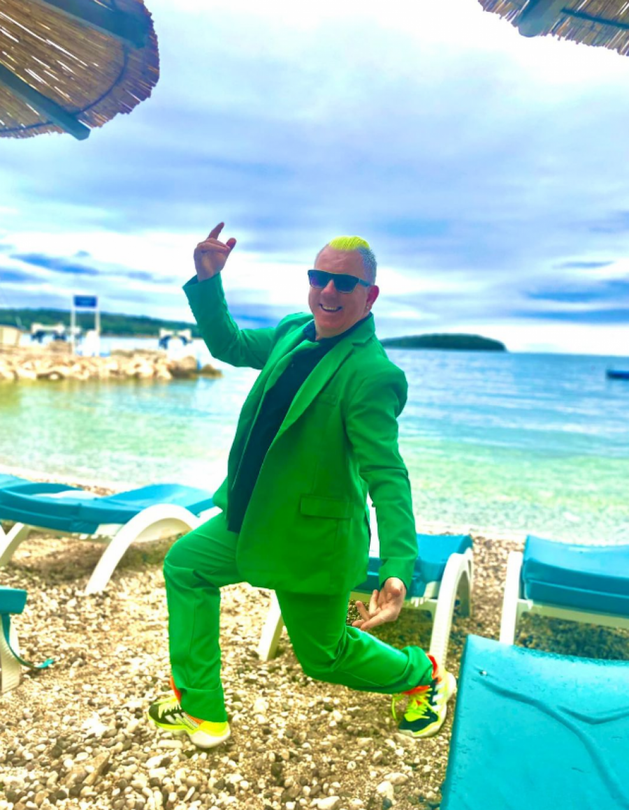 POZNAT KAO SKANDAL MAJSTOR, A IMA TRI FAKULTETA Šokantni detalji o poznatom pevaču!