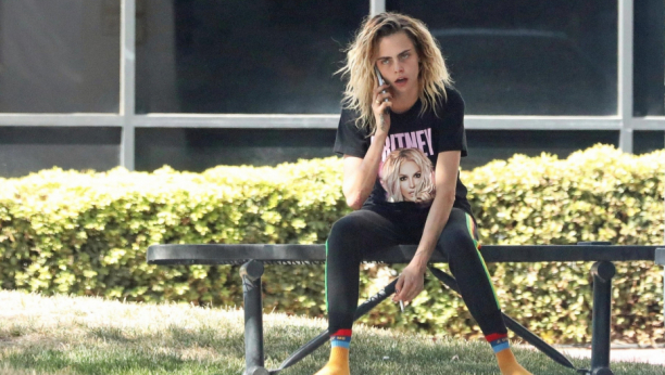 VODILA JE ŽESTOKE BORBE SA MENTALNIM PROBLEMIMA: Izgledala je kao beskućnik, a juče se pojavila u haljini od "milion dolara"