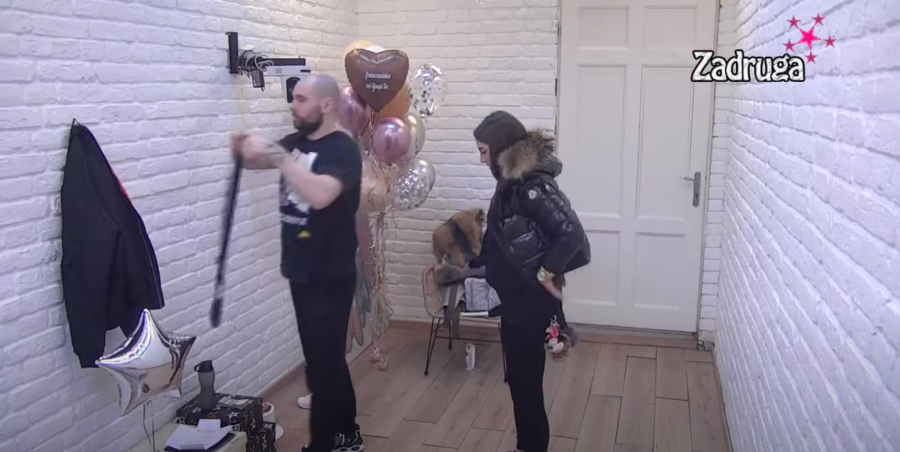 DEMONSTRATIVNO NAPUSTILI BELU KUĆU Zbog straha od Aninog izlaganja, Zvezdan i Anđela se pokupili i izašli napolje