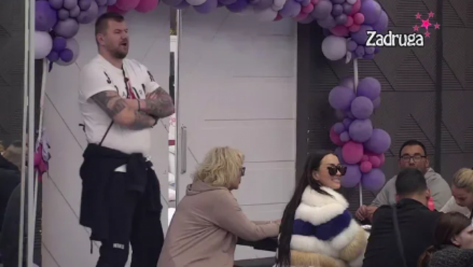 NASMEJAO SVE ZA CRNIM STOLOM Janjuš se poigrao sa zadrugarima, pa njih poslao u izolaciju, ona zapenila