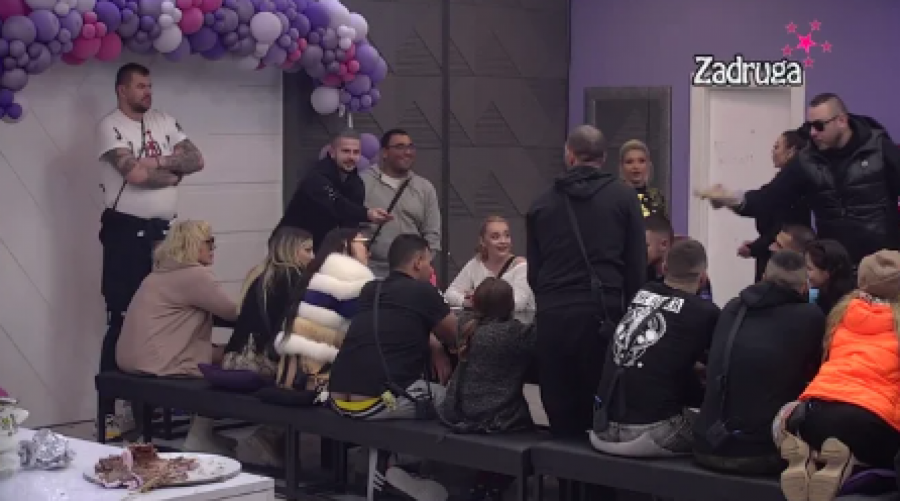 NASMEJAO SVE ZA CRNIM STOLOM Janjuš se poigrao sa zadrugarima, pa njih poslao u izolaciju, ona zapenila