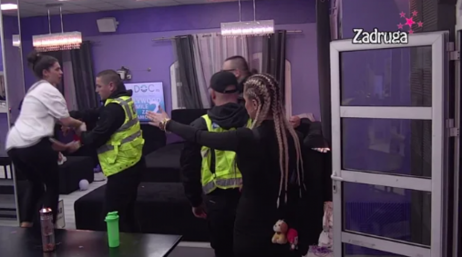 ŽESTOK OKRŠAJ MILICA I FILIPA Pršte užasne uvrede i psovke, reagovalo i obezbeđenje, umalo došlo i do tuče!