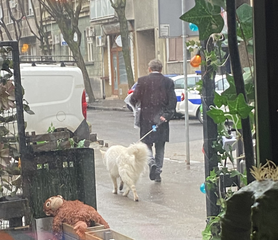 ALO! PAPARACO Poznatom glumcu ne smeta kiša da odradi ovu važnu obavezu (FOTO)