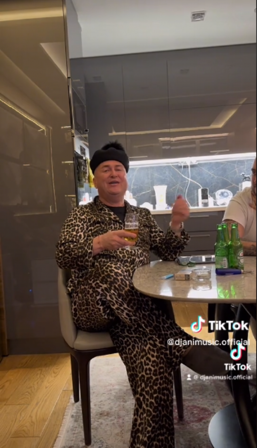 ĐANI ŠOKIRAO SVOJIM STAJLINGOM Tigrasti kombinezon uz čašu piva, peva veliki hit Šabana Šaulića (VIDEO)