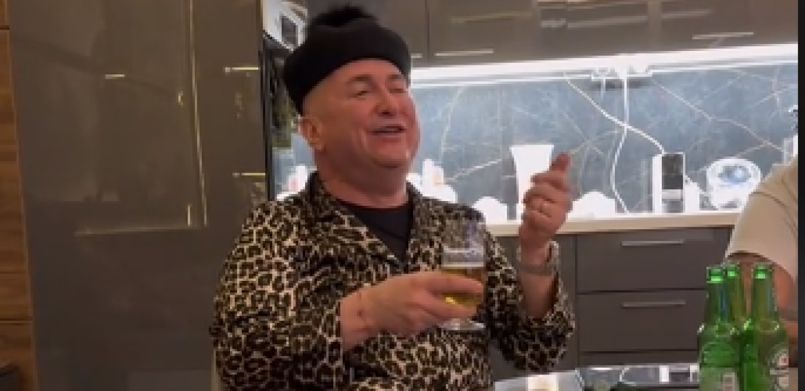 ĐANI ŠOKIRAO SVOJIM STAJLINGOM Tigrasti kombinezon uz čašu piva, peva veliki hit Šabana Šaulića (VIDEO)