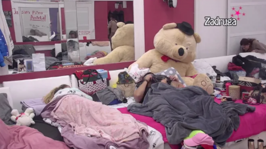 PROTERANA SA SVOJE TERITORIJE Ana Ćurčić se tužna uvukla u krevet, samo gledala da izbegne Anđelu i Zvezdana