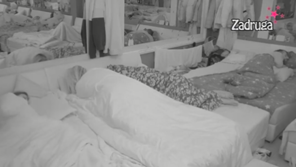 BILALU SE DOGODIO ŠOK PEH TOKOM VRELE AKCIJE SA ANOM Skandalozni snimak se munjevito širi, ona naskočila na njega, ali... (VIDEO 18+)