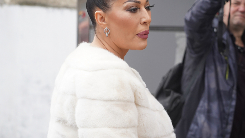 Ceca kao mlada, sva u belom 