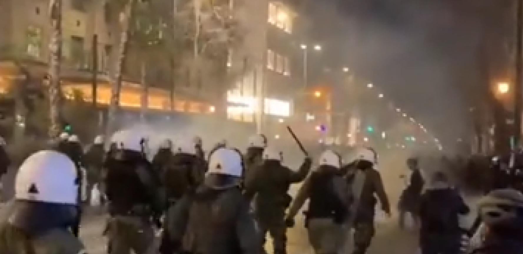 OPŠTI HAOS IZBIO U ATINI Policija baca suzavac na gnevan narod (VIDEO)