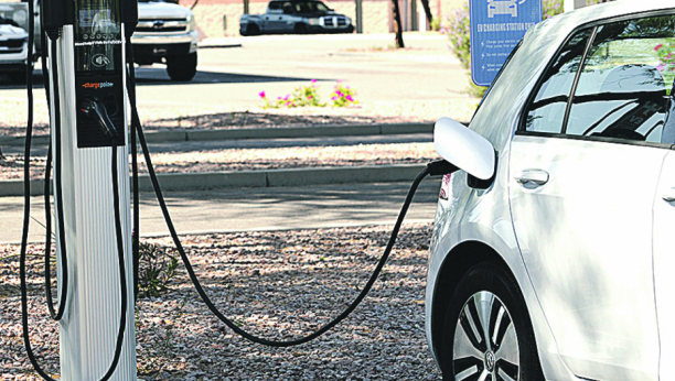 ZA BOLJI VAZDUH Vlada dotira kupovinu ekološki prihvatljivijeg transporta: I do 5.000 evra za električna i hibridna vozila