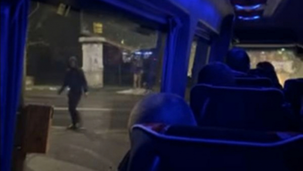 UŽASNE SCENE Huligani u Bosni i Hercegovini kamenovali autobus srpskog kluba (VIDEO)