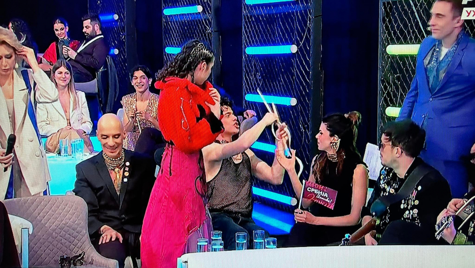 Voditelj bacio gumenu zmiju na devojku iz benda "Gift"