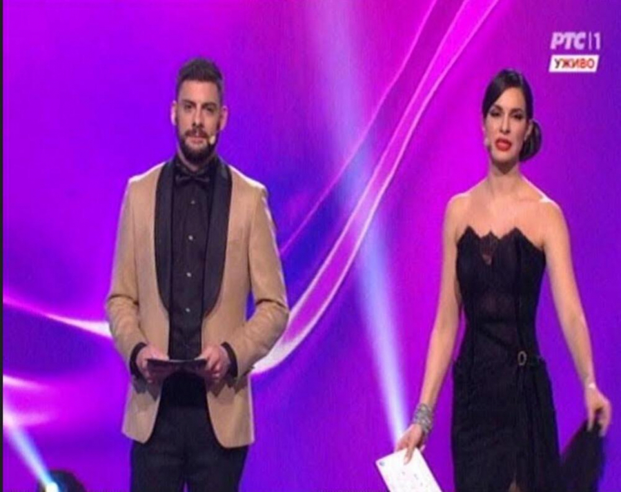 GLEDAOCIMA VEČERAS POPADALE VILICE ZBOG VRELE DRAGANE KOSJERINE Na njoj samo čipka, voditeljka izgleda kao milion dolara! (FOTO)