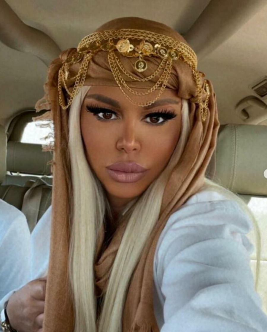 DARA BUBAMARA SE PONOVO UNAKAZILA U FOTOŠOPU Pevačica kao razelektrisani molekul, svi joj se smeju, držaćete se za stomak kada vidite sada ovo! (FOTO)