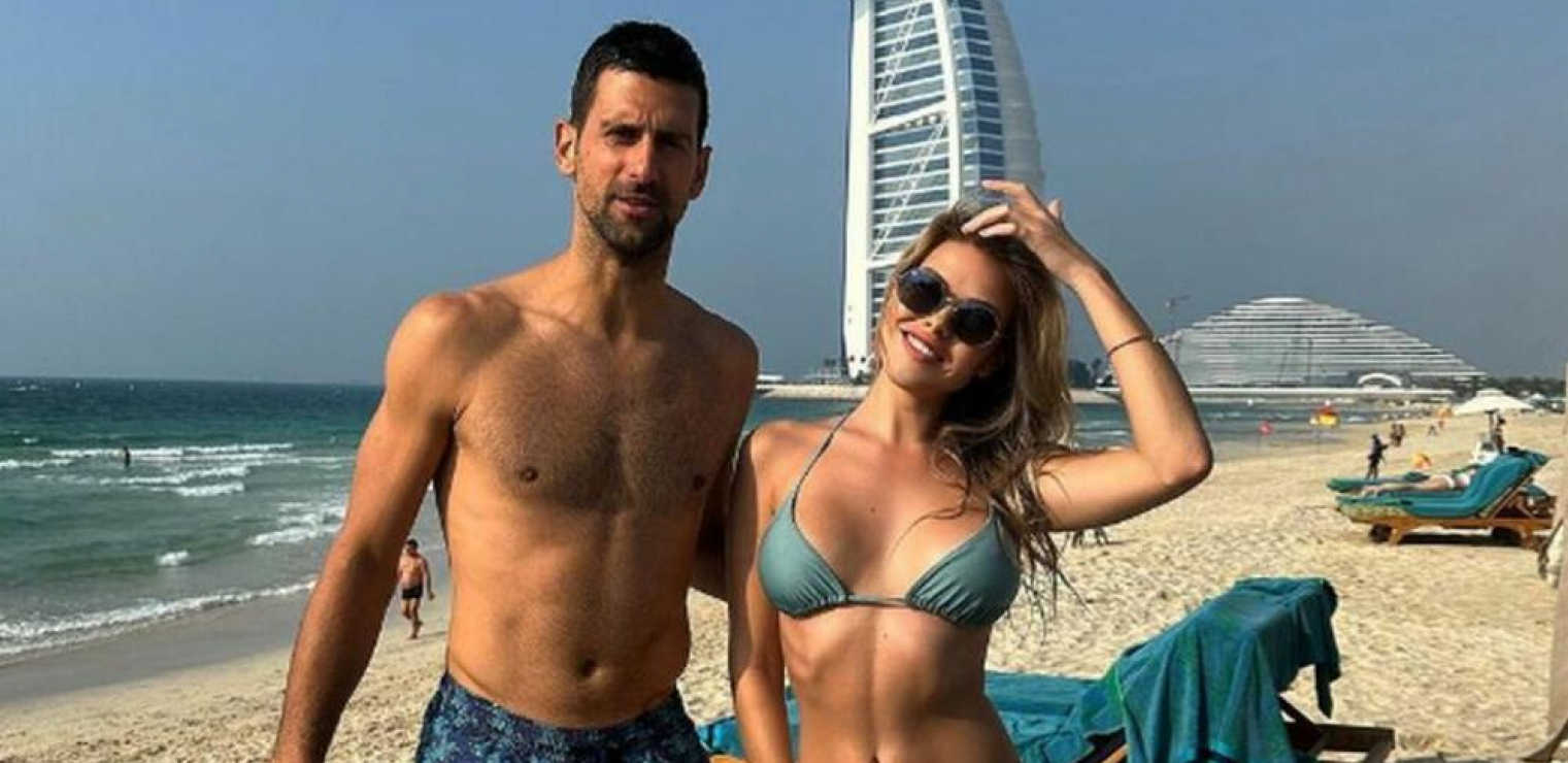 SVI SU GLEDALI SAMO U NJU, A ONA SAMO U NOVAKA Atraktivna plavuša pozirala sa Đokovićem, prolaznici odlepili za njenim oblinama (FOTO)