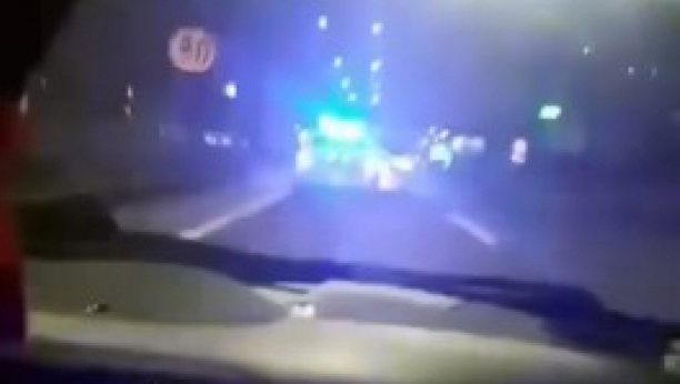 POLICAJCI UPALILI ROTACIJU I ZGAZILI GAS Snimak patrole srpske policije digao Srbiju na noge (VIDEO)