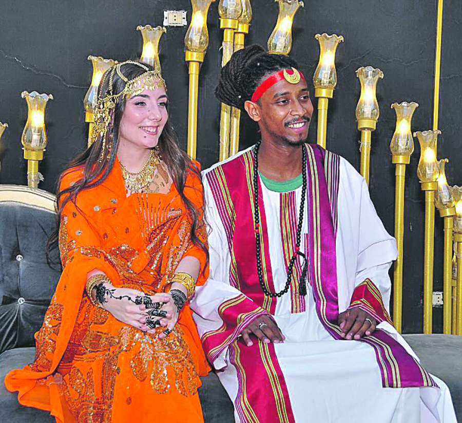 NESVAKIDAŠNJA PRIČA Kako su Srpkinja i Egipćanin rešili da nauče svet toleranciji uz pomoć kola, sarme i jedne duhovite babe: Ljubav nas spaja, a gibanica razdvaja