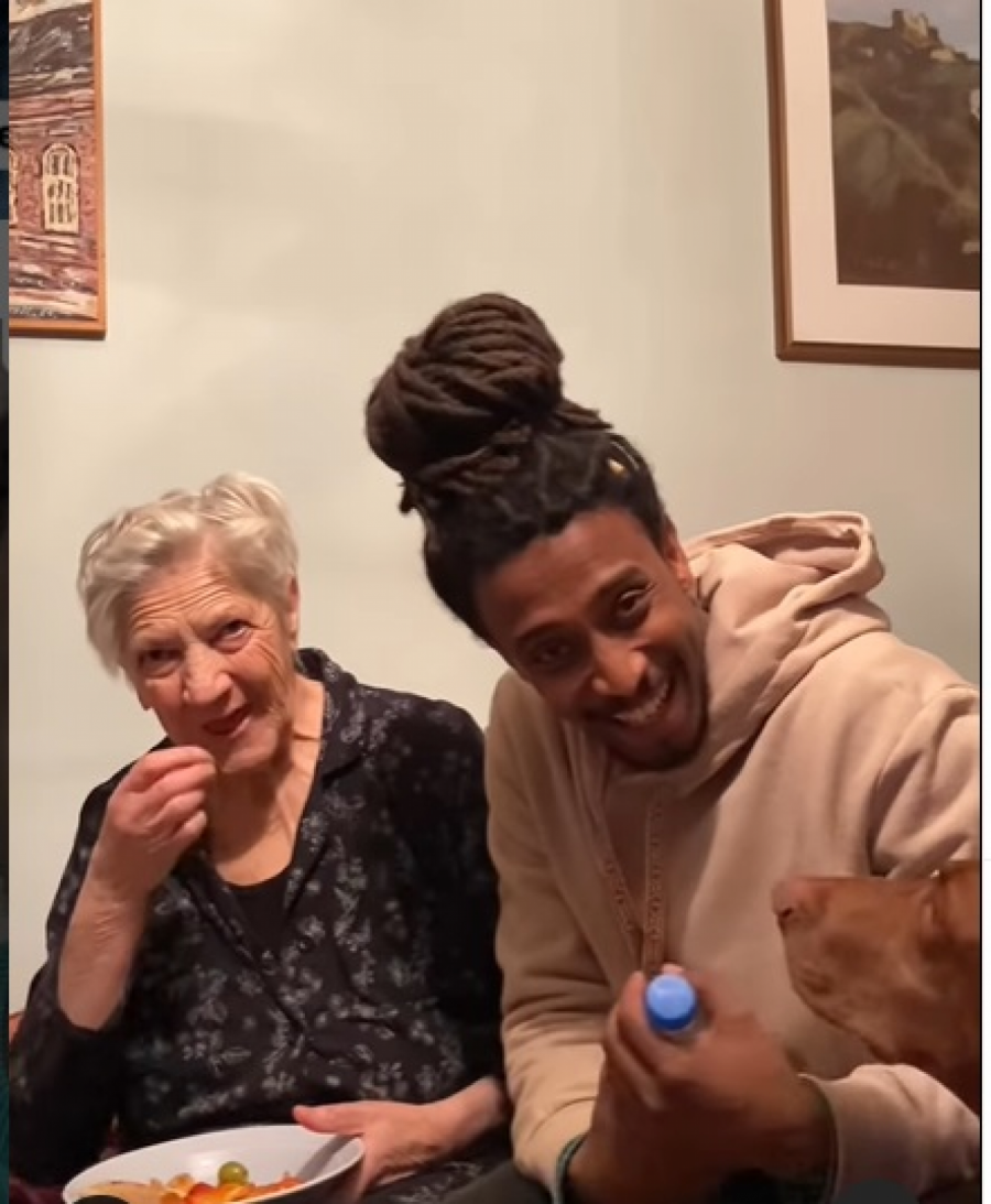 NESVAKIDAŠNJA PRIČA Kako su Srpkinja i Egipćanin rešili da nauče svet toleranciji uz pomoć kola, sarme i jedne duhovite babe: Ljubav nas spaja, a gibanica razdvaja