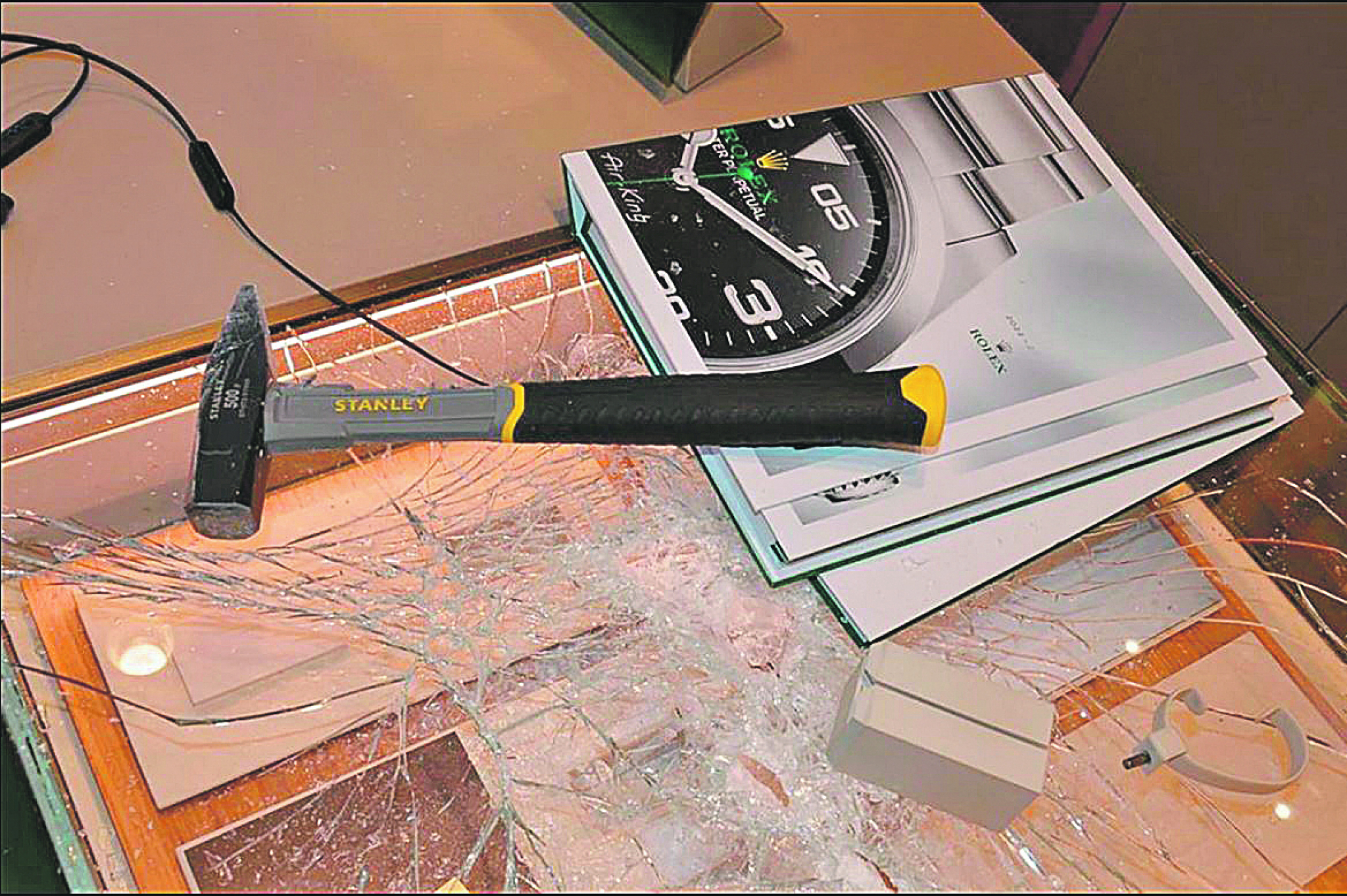 ALO! EKSKLUZIVNO OTKRIVA KO JE VOĐA PINK PANTERA ZA KOJIM TRAGAJU GRCI Specijalista za satove  sa pet lažnih identiteta!