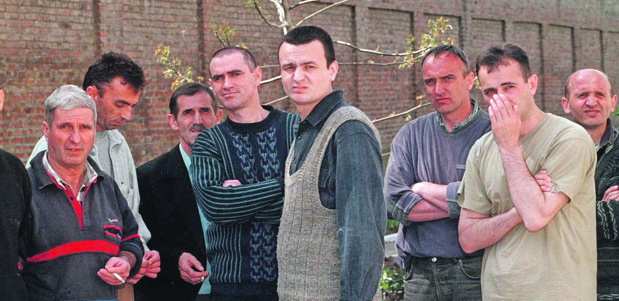 DESNIČARI U ZATVORU PAZILI KURTIJA KAO BELOG MEDVEDA Čovek koji je robijao s albanskim separatistima otkrio kako ih je tretirao Koštuničin režim pre oslobađanja