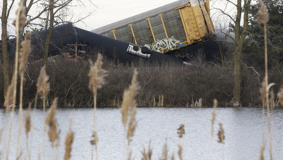 NOVI INCIDENT U OHAJU! Drugi voz iskočio iz šina, hitne službe na terenu