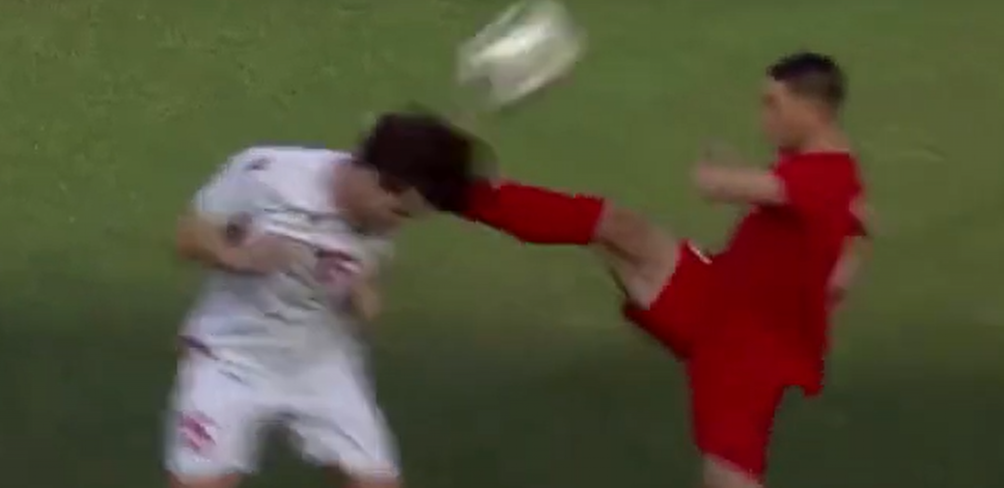 START ZA ZATVOR Fudbaler za samo pet sekundi dobio crveni karton, nokautirao rivala (VIDEO)