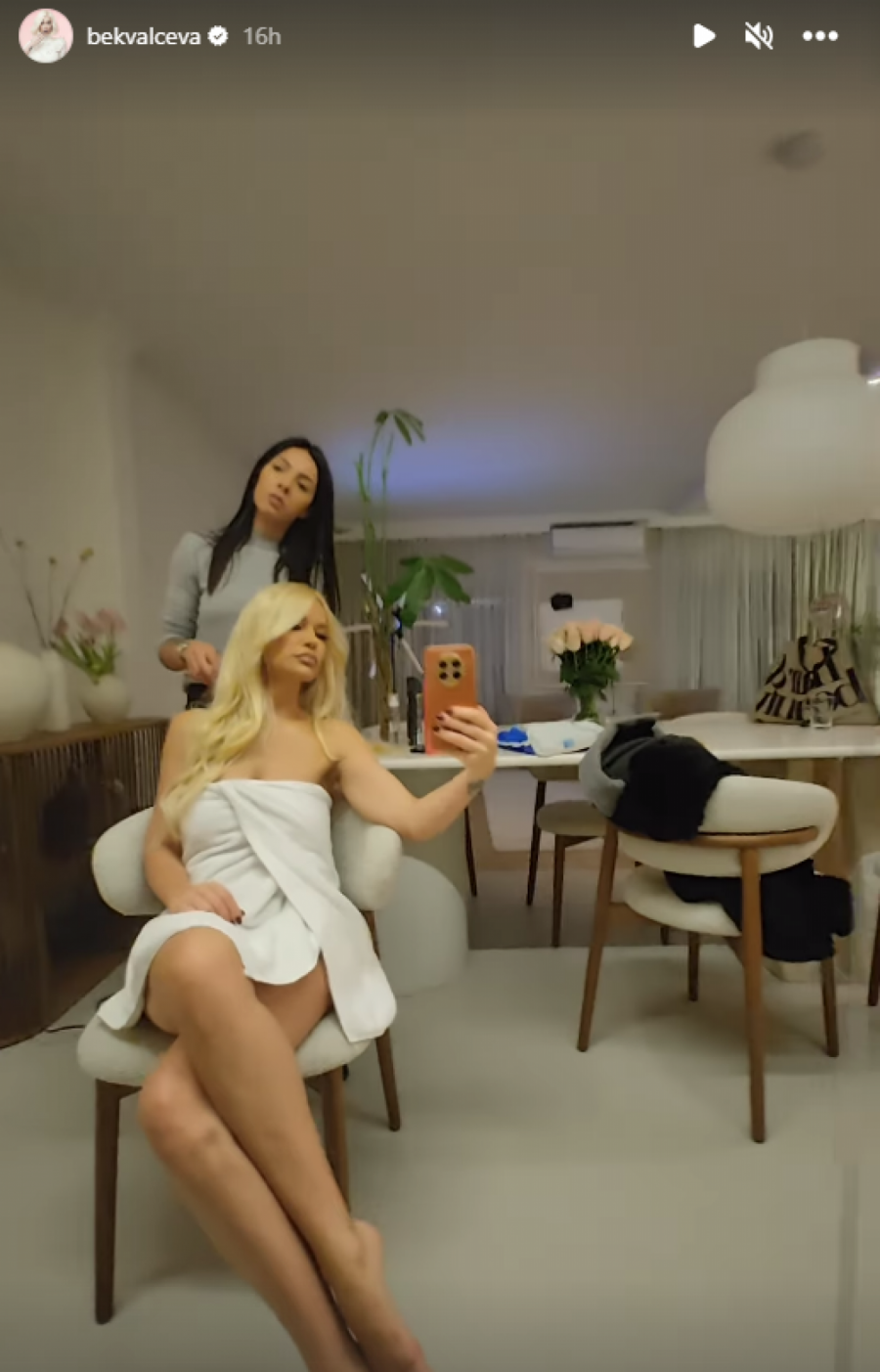 NATAŠA BEKVALAC ZAPALILA DRUŠTVENE MREŽE Pevačica u petoj deceniji uslikana samo u peškiru, svako bi joj pozavideo na izgledu (FOTO)