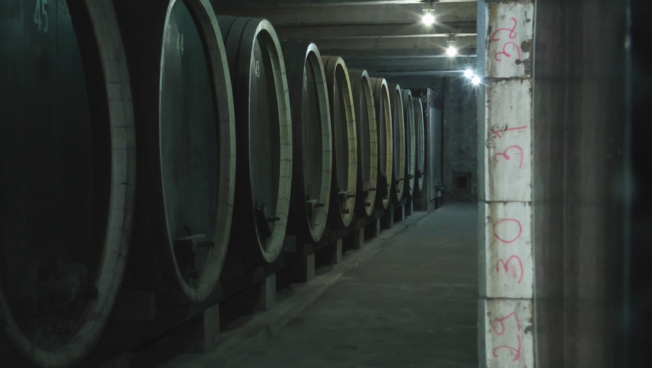 OD ŠTETE BOLI GLAVA Provalnik upao u vinariju, pa prosuo vino vredno 2,5 MILIONA EVRA! (VIDEO)