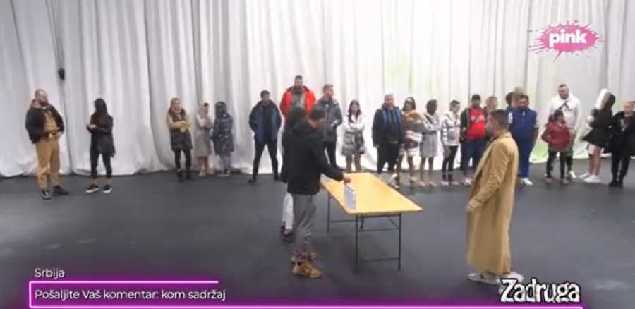 DO SADA NEVIĐENO Zadrugara pljunuli u lice u toku njegovog napuštanja Bele kuće, nastao haos!