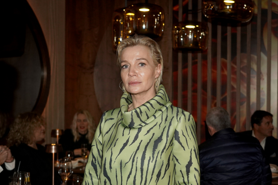 PROCURILE VRELE FOTKE ĆERKE VODITELJKE DNEVNIKA! Kadrovi u minijaturnom bikiniju ostavljaju bez daha i pokazala hot telo! (FOTO)