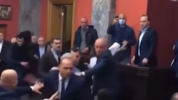 TUČA U PARLAMENTU Usledio haos nakon što su poslanici raspravljali o zakonu po uzoru na ruski! (VIDEO)