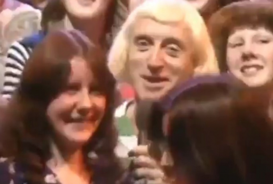 NAJMLAĐA ŽRTVA IMALA DVE GODINE Monstrum se krio iza maske dobrotvora i omiljenog voditelja, a ispostavilo se da je zverski silovatelj