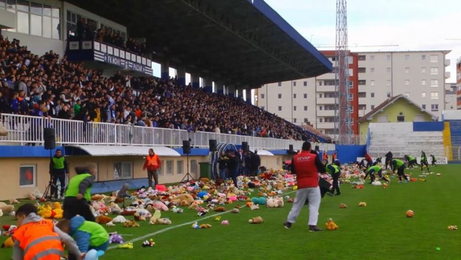 PRELEPA SCENA U NOVOM PAZARU Navijači zasuli teren plišanim igračkama, a razlog je sjajan (VIDEO)
