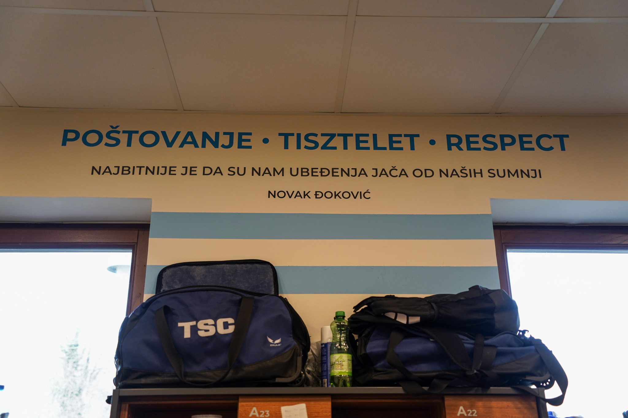 NOVAK KAO INSPIRACIJA SRPSKOM KLUBU Đokovićeva izjava ispisana na zidu svlačionice TSC-a, fudbalere motivišu ove Noletove reči (FOTO)