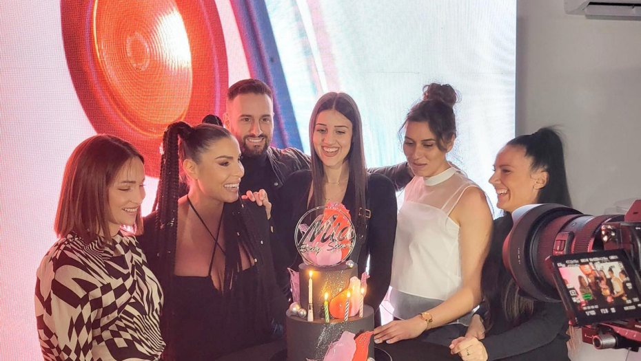 "NEĆU SADA DA SE RAZVEDEM, IMA PUŠKU" Poznata pevačica šokirala priznanjem o braku sa kolegom