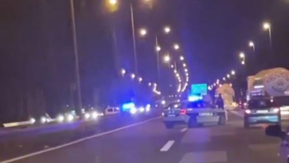 DETALJI TRAGEDIJE KOD DOBANOVCA Udario automobilom u ogradu, pokušao da pretrči auto - put, pa ga pokosio autobus! (VIDEO)