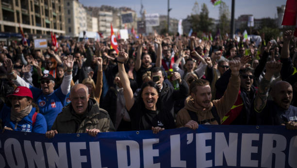 FRANCUSKA U HAOSU Širom zemlje štrajkovi i protesti (FOTO)