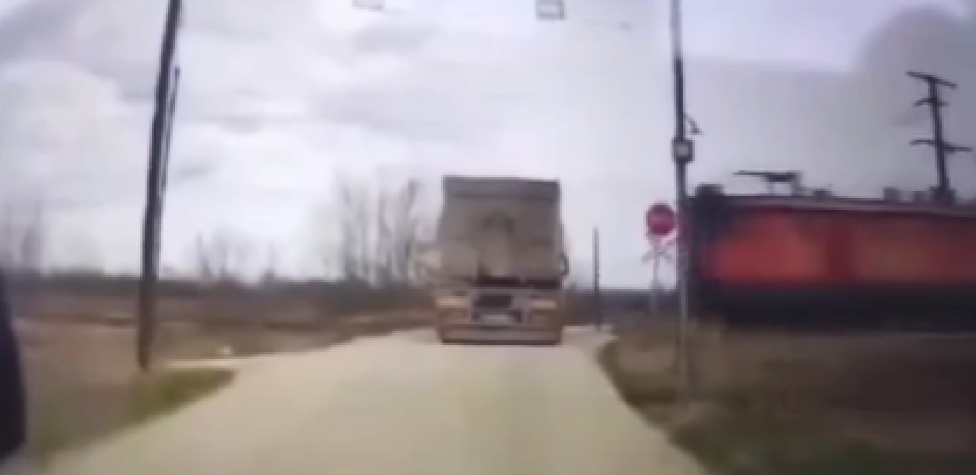 STRAVIČAN SUDAR NA PRUZI KOD JAGODINE Voz naleteo na kamion, pa ga razneo; dvoje teško povređenih (UZNEMIRUJUĆI VIDEO)