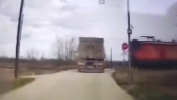 STRAVIČAN SUDAR NA PRUZI KOD JAGODINE Voz naleteo na kamion, pa ga razneo; dvoje teško povređenih (UZNEMIRUJUĆI VIDEO)