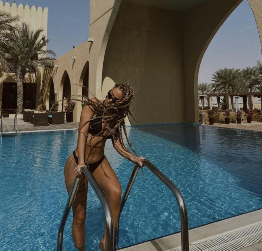 PROCURILE PRIVATNE FOTKE TEODORE DŽEHVEROVIĆ IZ KREVETA Uvija se i pravi bezobrazne poze, javnost u u šoku! (FOTO)