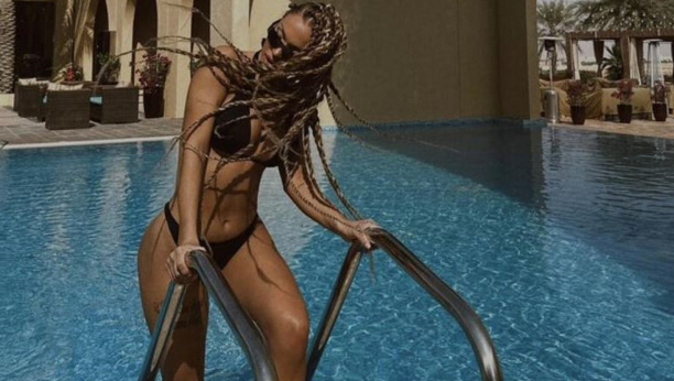 ŠOKANTAN SNIMAK TEODORE DŽEHVEROVIĆ Pevačica se na nastupu dodirivala po intimnim delovima tela (VIDEO)